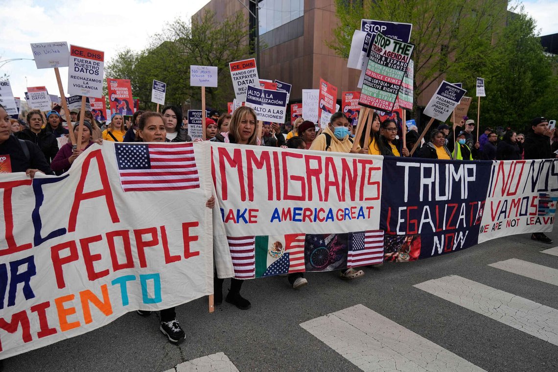 1. mai-demonstrasjonen i 2025 i Chicago fokuserte på hyllest av immigranter og kritikk av ICE. Foto: AP /Erin Hooley NTB 1. mai-demonstrasjonen i 2025 i Chicago fokuserte på hyllest av immigranter og kritikk av ICE. Foto: AP /Erin Hooley NTB