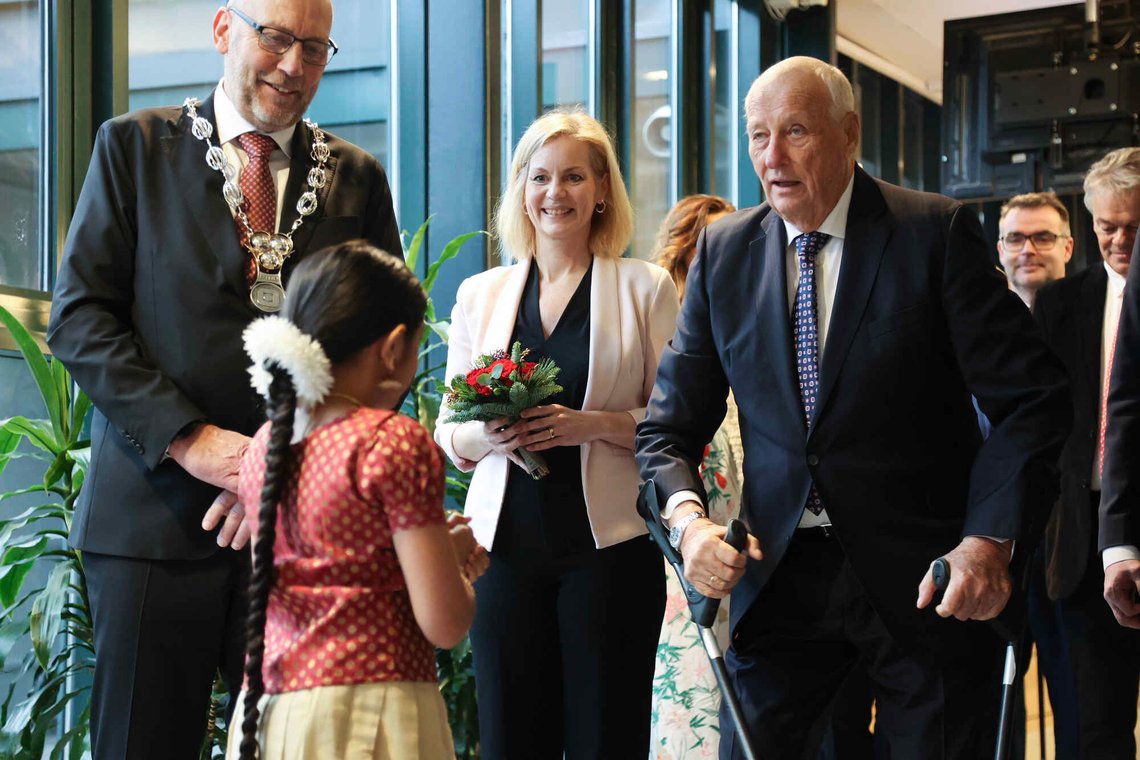 Trondheim 20251215.
Kong Harald er til stede ved åpningen av Nasjonalforeningens demensforskningssenter i Trondheim. Tor Grande, rektor ved NTNU t.v.
Foto: Jan Langhaug / NTB Trondheim 20251215.
Kong Harald er til stede ved åpningen av Nasjonalforeningens demensforskningssenter i Trondheim. Tor Grande, rektor ved NTNU t.v.
Foto: Jan Langhaug / NTB