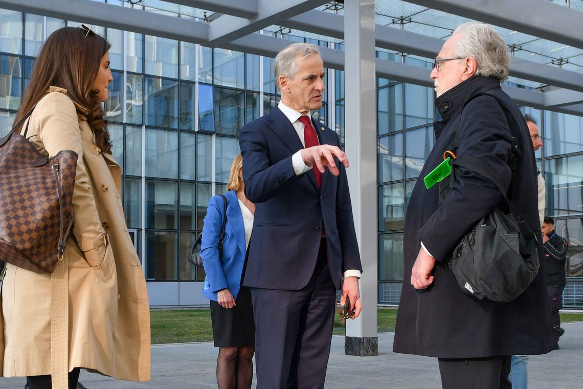 Brussel, Belgia 20220324.
Statsminister Jonas Gahr Støre (Ap) i samtale med CNNs Wolf Blitzer utenfor Natos hovedkvarter i Brussel. Støre deltar torsdag på alliansens ekstraordinære toppmøte.
Foto: Johan Falnes / NTB Brussel, Belgia 20220324.
Statsminister Jonas Gahr Støre (Ap) i samtale med CNNs Wolf Blitzer utenfor Natos hovedkvarter i Brussel. Støre deltar torsdag på alliansens ekstraordinære toppmøte.
Foto: Johan Falnes / NTB