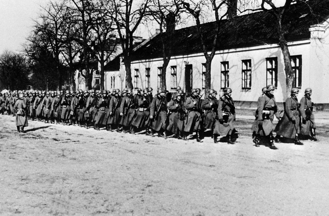 Oslo 9. april 1940. Den tyske angrepet / invasjonen i Norge. Tyske styrker rykker inn i Oslo. Tyske soldater marsjerer inn på Festningsplassen.
WW2 - Norway / Oslo. The German attack on Norway. German troops marching in at the fortress. Oslo 9. april 1940. Den tyske angrepet / invasjonen i Norge. Tyske styrker rykker inn i Oslo. Tyske soldater marsjerer inn på Festningsplassen.
WW2 - Norway / Oslo. The German attack on Norway. German troops marching in at the fortress.