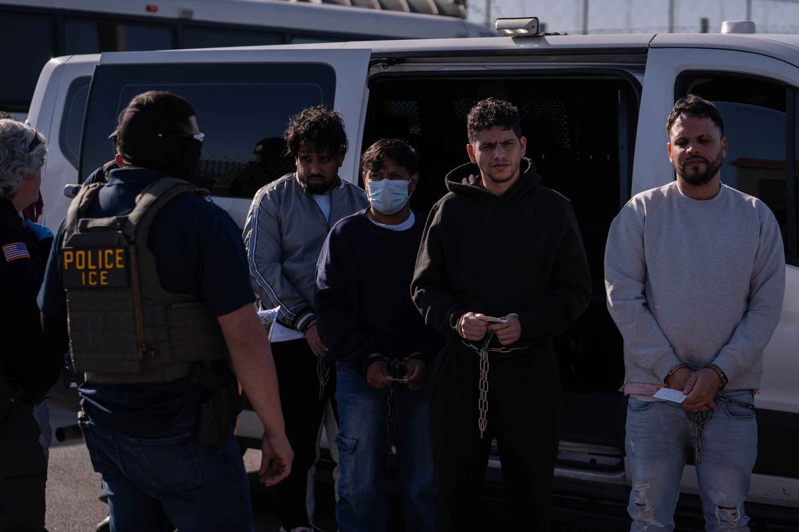 ICE-agenter sender ulovlige innvandrere til Mexico over den internasjonale broen McAllen–Hidalgo–Reynosa i McAllen, Texas, fredag 13. mars 2026. Stadig flere migranter velger nå å forlate USA frivillig. Foto: AP /Felix Marquez/ NTB ICE-agenter sender ulovlige innvandrere til Mexico over den internasjonale broen McAllen–Hidalgo–Reynosa i McAllen, Texas, fredag 13. mars 2026. Stadig flere migranter velger nå å forlate USA frivillig. Foto: AP /Felix Marquez/ NTB