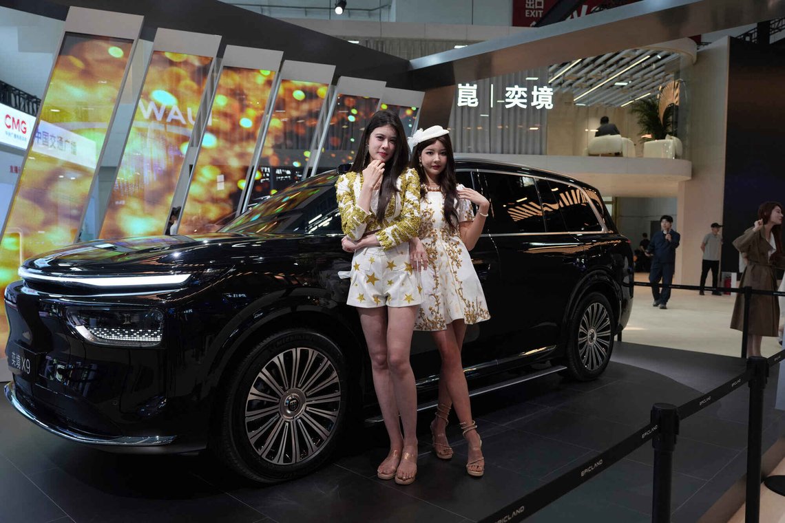 To modeller poserer foran en SUV av merket Epicland X9, et joint venture mellom den kinesiske bilfabrikanten Dongfeng og det kinesiske teknologiselskapet Huawei under utstillingen Auto China 2026 i Beijing den 25. april 2026. Foto: Ng Han Guan / AP / NTB. To modeller poserer foran en SUV av merket Epicland X9, et joint venture mellom den kinesiske bilfabrikanten Dongfeng og det kinesiske teknologiselskapet Huawei under utstillingen Auto China 2026 i Beijing den 25. april 2026. Foto: Ng Han Guan / AP / NTB.