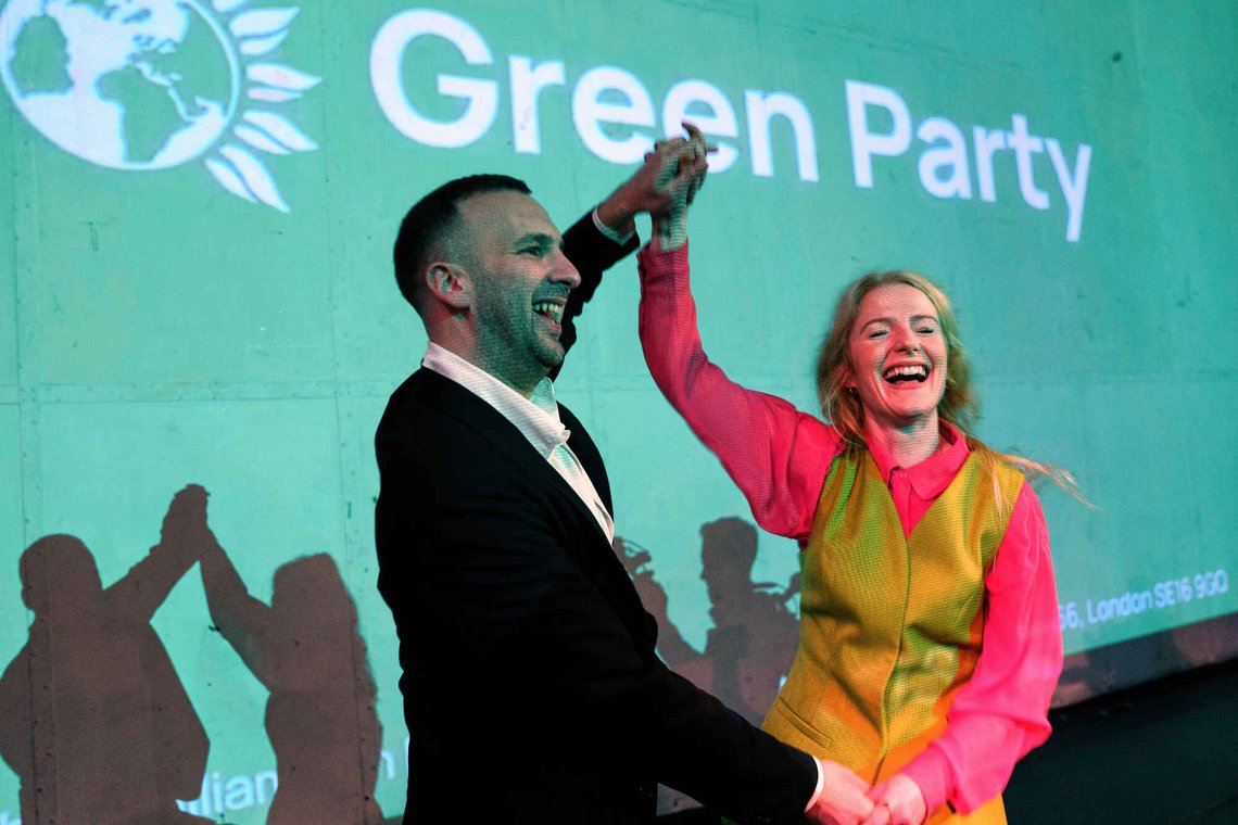 De Grønnes partileder Zack Polanski feirer valgseieren i Gorton and Denton, Manchester, med den radikale valgvinneren Hannah Spencer. Foto: AP /Jon Super/ NTB De Grønnes partileder Zack Polanski feirer valgseieren i Gorton and Denton, Manchester, med den radikale valgvinneren Hannah Spencer. Foto: AP /Jon Super/ NTB
