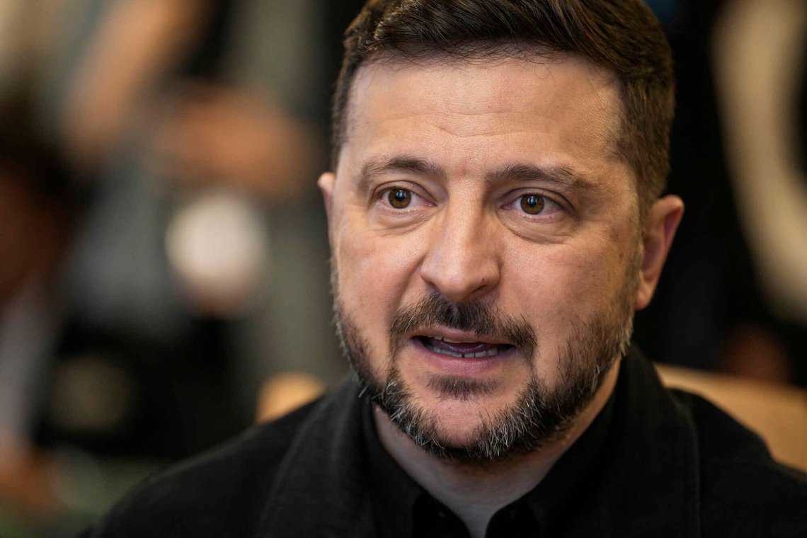 Ukrainas president Zelenskyj takker Norge for en inngått avtale om leveranser av viktige artillerigranater. Men hverken produsenten Nammo eller regjeringen vil bekrefte avtalen ennå. Ukrainas president Zelenskyj takker Norge for en inngått avtale om leveranser av viktige artillerigranater. Men hverken produsenten Nammo eller regjeringen vil bekrefte avtalen ennå.