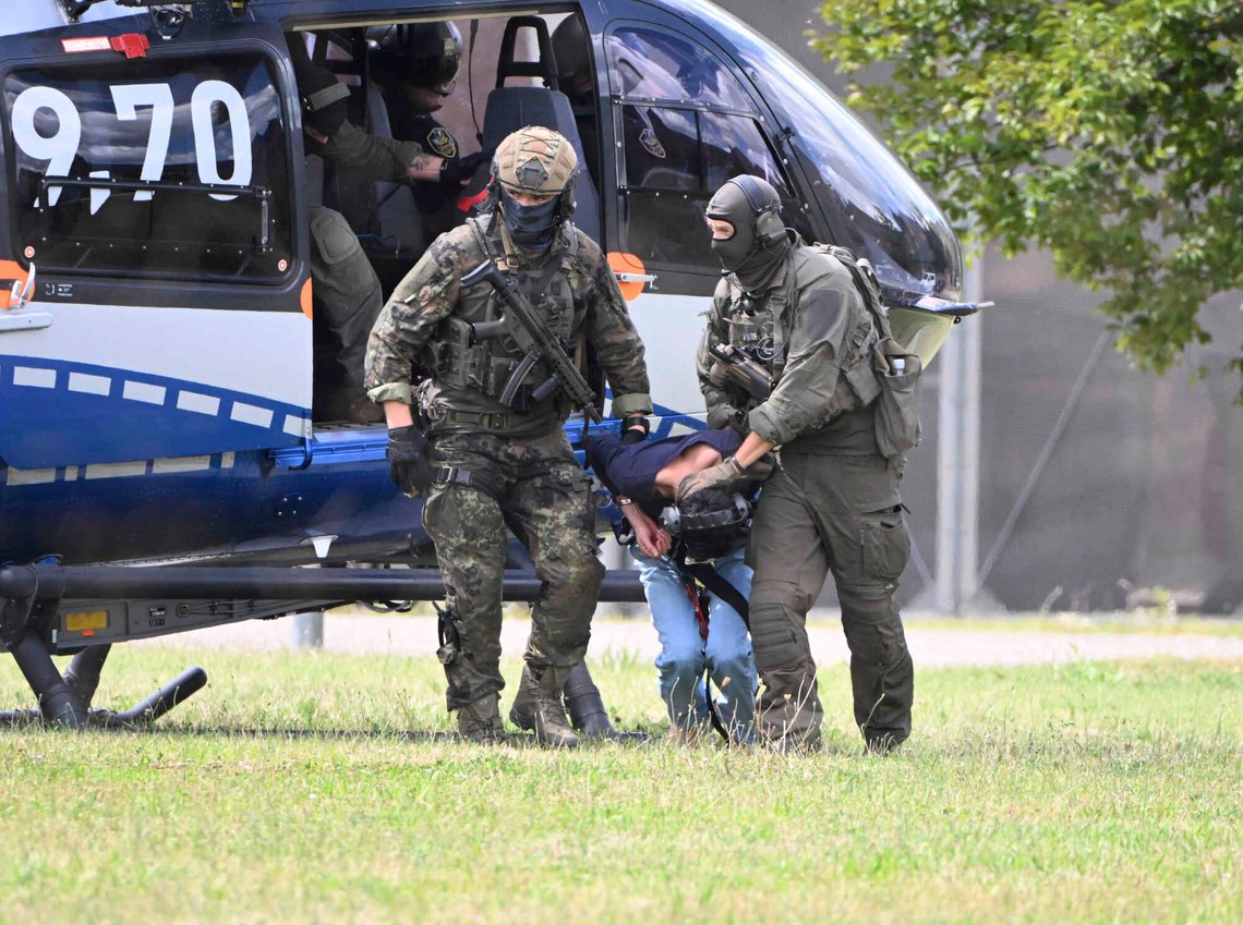Terroristen som knivdrepte tre personer og skadet åtte andre i Solingen i Tyskland, føres fra et politihelikopter i Karlsruhe den 25. august 2024. Foto: Uli Deck / DPA via AP / NTB. Terroristen som knivdrepte tre personer og skadet åtte andre i Solingen i Tyskland, føres fra et politihelikopter i Karlsruhe den 25. august 2024. Foto: Uli Deck / DPA via AP / NTB.