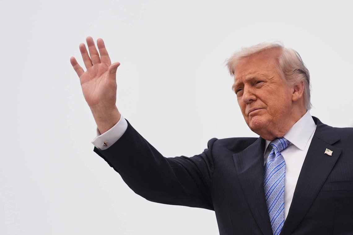 President Donald Trump på vei om bord på presidentflyet Air Force One i Beijing tidligere i dag. Foto: Mark Schiefelbein / AP / NTB President Donald Trump på vei om bord på presidentflyet Air Force One i Beijing tidligere i dag. Foto: Mark Schiefelbein / AP / NTB
