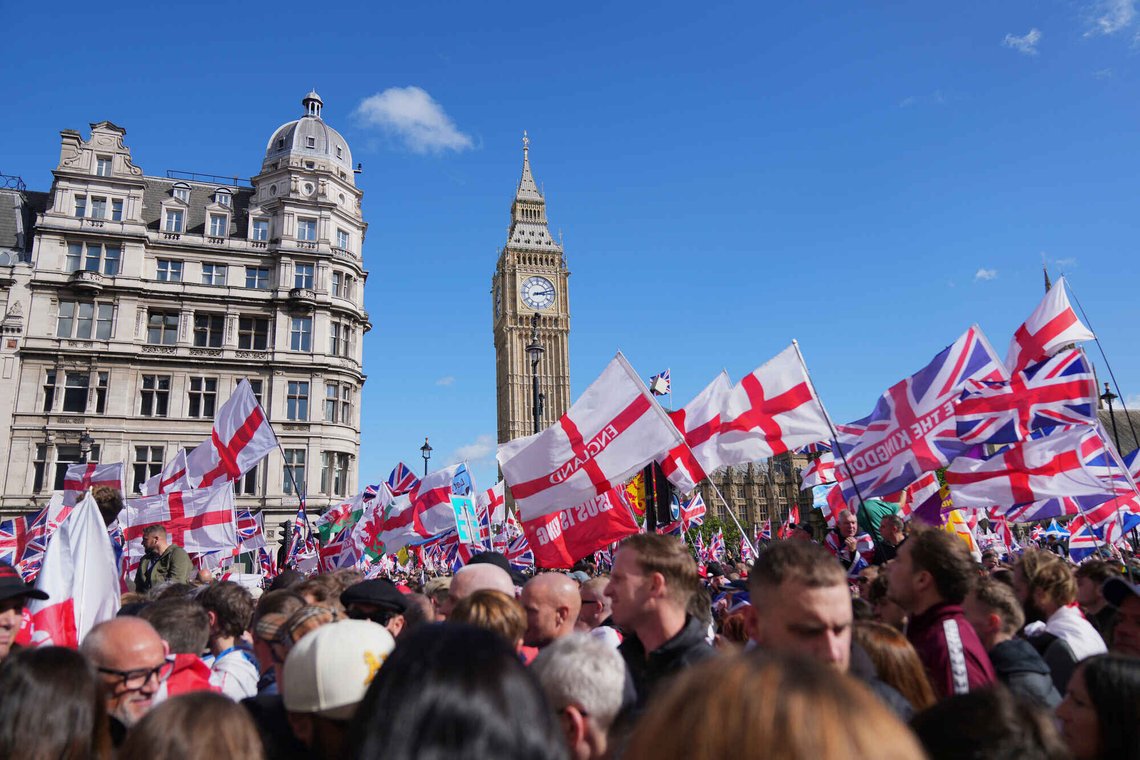 Folk demonstrerer under marsjen og møtet «Unite the Kingdom», ledet av Tommy Robinson, i London 13. september 2025. Foto: Joanna Chan, AP-NTB. Folk demonstrerer under marsjen og møtet «Unite the Kingdom», ledet av Tommy Robinson, i London 13. september 2025. Foto: Joanna Chan, AP-NTB.