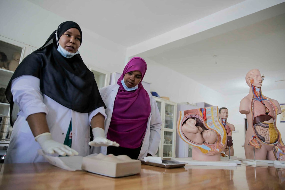 Medisinstudenter demonstrerer hvordan kvinnelig kjønnslemlestelse påvirker fødsler ved Edna Adan-universitetet i Hargeisa i Somaliland, en delvis autonom utbryterregion fra Somalia, 9. februar 2022. Foto: Brian Inganga, AP-NTB. Medisinstudenter demonstrerer hvordan kvinnelig kjønnslemlestelse påvirker fødsler ved Edna Adan-universitetet i Hargeisa i Somaliland, en delvis autonom utbryterregion fra Somalia, 9. februar 2022. Foto: Brian Inganga, AP-NTB.