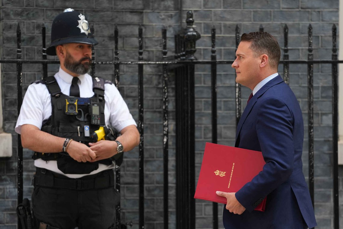 Helseminister Wes Streeting ankommer sitt siste regjeringsmøte i 10 Downing Street tirsdag 12. mai. To dager senere trakk han seg fra regjeringen. Nå skal han utfordre statsminister Keir Starmer. Foto: AP /Kirsty Wigglesworth/ NTB Helseminister Wes Streeting ankommer sitt siste regjeringsmøte i 10 Downing Street tirsdag 12. mai. To dager senere trakk han seg fra regjeringen. Nå skal han utfordre statsminister Keir Starmer. Foto: AP /Kirsty Wigglesworth/ NTB
