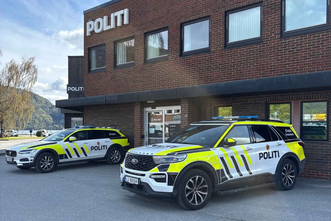 Innsatsleders kjøretøy utenfor politistasjonen i Sauda. En person er pågrepet og siktet for drapsforsøk etter en alvorlig voldshendelse i en bolig i Sauda i Rogaland. En person ble alvorlig skadet i voldshendelsen. Foto: Politiet / Handout Innsatsleders kjøretøy utenfor politistasjonen i Sauda. En person er pågrepet og siktet for drapsforsøk etter en alvorlig voldshendelse i en bolig i Sauda i Rogaland. En person ble alvorlig skadet i voldshendelsen. Foto: Politiet / Handout