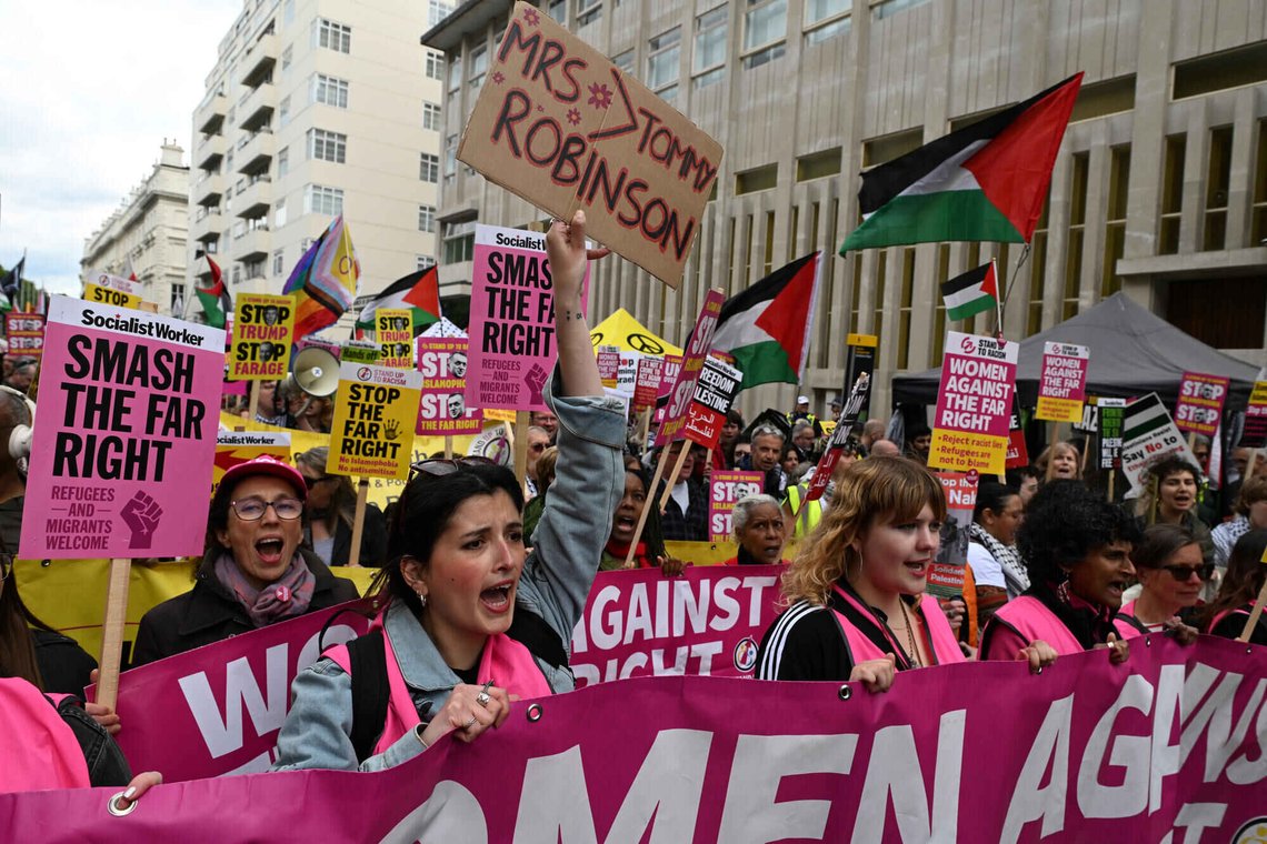 Demonstranter viser frem plakater og bannere under en pro-palestinsk demonstrasjon i London 16. mai 2026. Foto: Thomas Krych, AP-NTB. Demonstranter viser frem plakater og bannere under en pro-palestinsk demonstrasjon i London 16. mai 2026. Foto: Thomas Krych, AP-NTB.