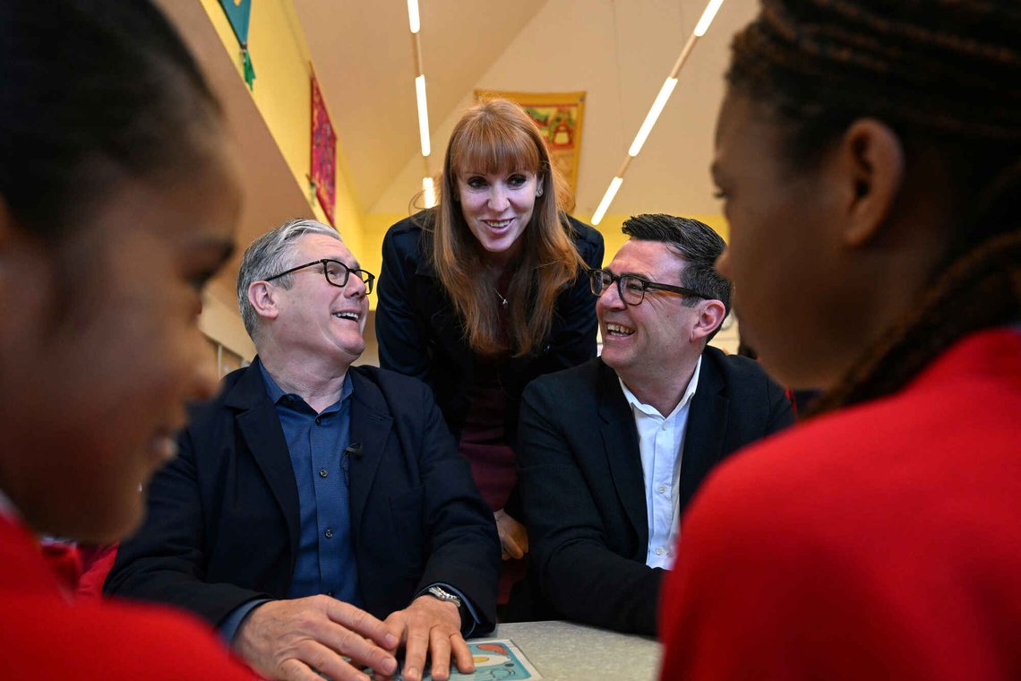 Storbritannias statsminister Keir Starmer (t.v.) og Greater Manchester-ordføreren Andy Burnham (t.h.) smiler for kameraene under et skolebesøk i april. I midten tidligere visestatsminister Angela Rayner, som også er en mulig utfordrer til Starmer. Foto: Paul Ellis / AP / NTB Storbritannias statsminister Keir Starmer (t.v.) og Greater Manchester-ordføreren Andy Burnham (t.h.) smiler for kameraene under et skolebesøk i april. I midten tidligere visestatsminister Angela Rayner, som også er en mulig utfordrer til Starmer. Foto: Paul Ellis / AP / NTB