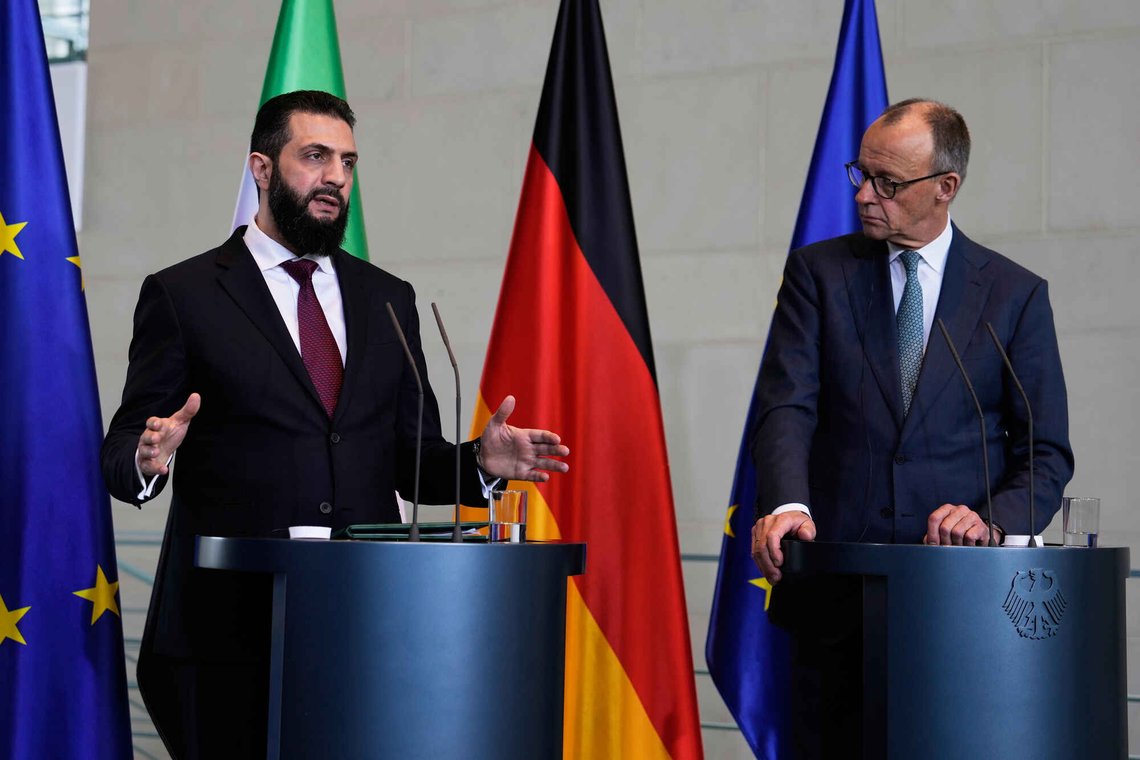 Syria advarer Tyskland mot å tvangsdeportere syriske migranter. I slutten av mars besøkte landets fungerende president Ahmed al-Sharaa Berlin, der han hadde samtaler med forbundskansler Friedrich Merz. Tyskland har mottatt rundt 700.000 syriske migranter. Foto: AP / NTB Syria advarer Tyskland mot å tvangsdeportere syriske migranter. I slutten av mars besøkte landets fungerende president Ahmed al-Sharaa Berlin, der han hadde samtaler med forbundskansler Friedrich Merz. Tyskland har mottatt rundt 700.000 syriske migranter. Foto: AP / NTB