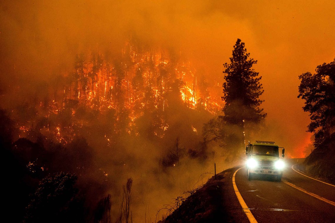 De store skogbrannene i California de siste årene har ofte vært brukt som skremsler om det som venter menneskeheten hvis den fortsetter å slippe ut CO2. Det tar neppe slutt med vrakingen av klimapanelets mest apokalyptiske scenarioer. Foto: Noah Berger / AP / NTB. De store skogbrannene i California de siste årene har ofte vært brukt som skremsler om det som venter menneskeheten hvis den fortsetter å slippe ut CO2. Det tar neppe slutt med vrakingen av klimapanelets mest apokalyptiske scenarioer. Foto: Noah Berger / AP / NTB.