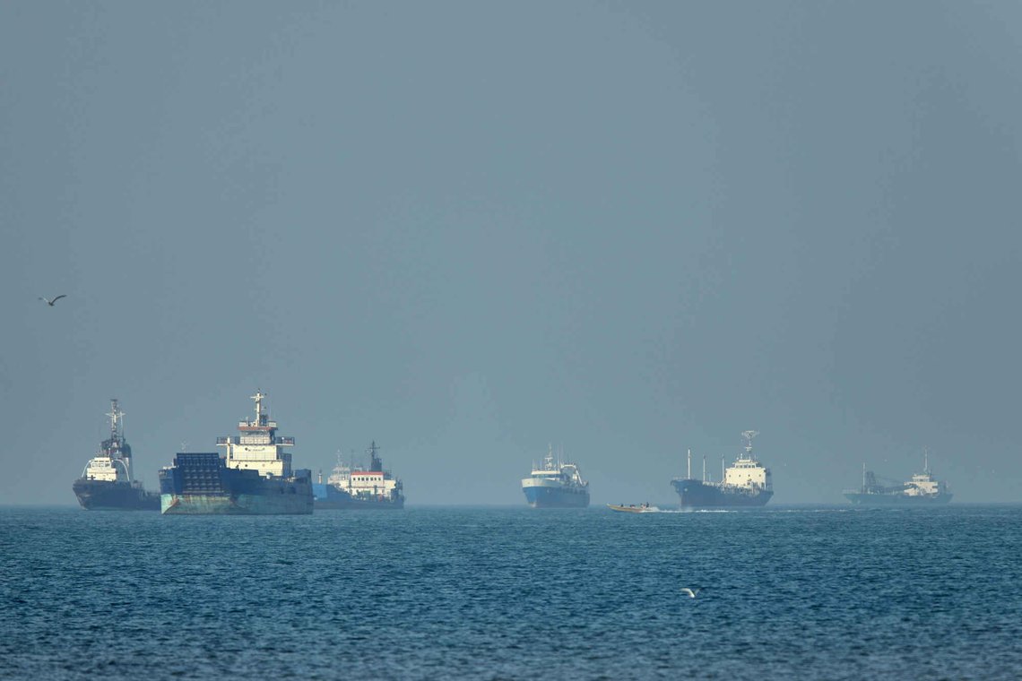 Situasjonen i Hormuzstredet er et av de viktigste temaene i samtalene om en mulig slutt på konflikten mellom USA og Iran. Bildet viser handelsskip ankret opp i stredet utenfor kysten av Iran. Foto: Amirhosein Khorgooi / ISNA / AP / NTB Situasjonen i Hormuzstredet er et av de viktigste temaene i samtalene om en mulig slutt på konflikten mellom USA og Iran. Bildet viser handelsskip ankret opp i stredet utenfor kysten av Iran. Foto: Amirhosein Khorgooi / ISNA / AP / NTB