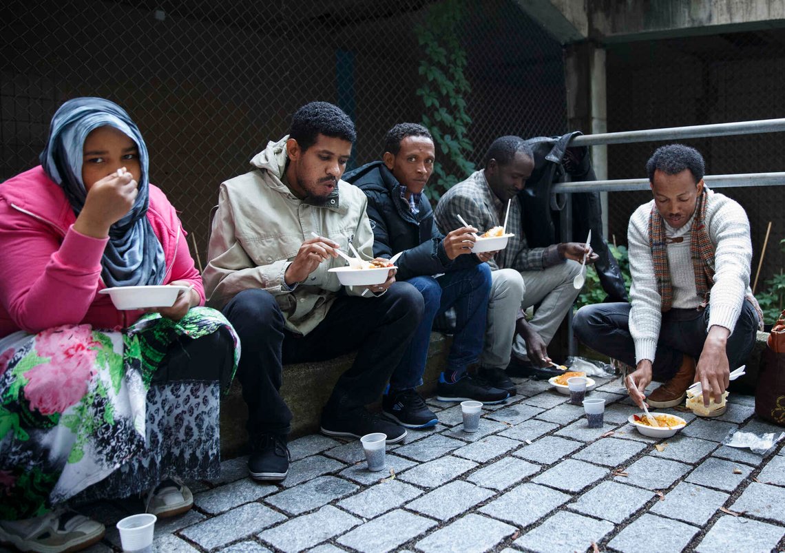 OSLO 20150827.
Frivillige deler ut mat, som de har fått fra forskjellig restauranter, til asylsøkere utenfor politiets utlendingsenhet på Tøyen, torsdag.
Her en gruppe fra Somalia.
Foto: Berit Roald / NTB OSLO 20150827.
Frivillige deler ut mat, som de har fått fra forskjellig restauranter, til asylsøkere utenfor politiets utlendingsenhet på Tøyen, torsdag.
Her en gruppe fra Somalia.
Foto: Berit Roald / NTB