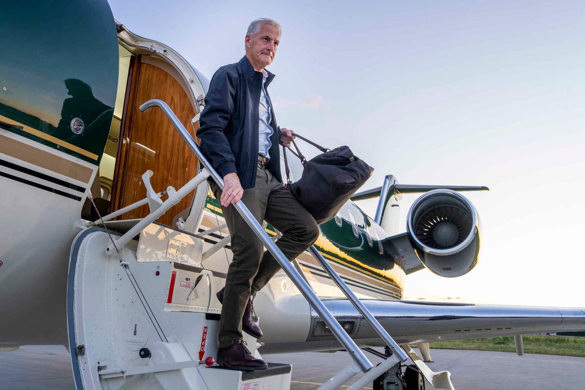 Rzeszow, Polen 20250824.
Statsminister Jonas Gahr Støre går av et innleid Falcon jetfly i Rzeszow i Polen før avreise med nattoget til Kyiv i Ukraina. Det er fjerde gang Støre besøker Ukraina siden invasjonskrigen startet.
Foto: Heiko Junge / NTB Rzeszow, Polen 20250824.
Statsminister Jonas Gahr Støre går av et innleid Falcon jetfly i Rzeszow i Polen før avreise med nattoget til Kyiv i Ukraina. Det er fjerde gang Støre besøker Ukraina siden invasjonskrigen startet.
Foto: Heiko Junge / NTB