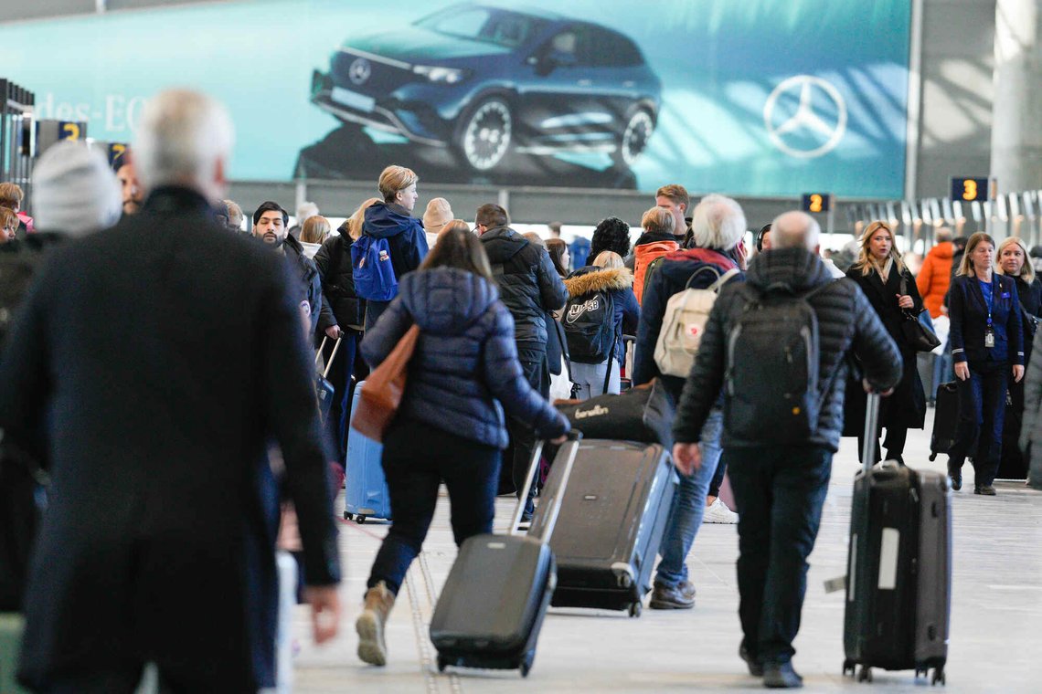 Når barn på Oslo lufthavn trenger hjelp fra barnevernet er det Ullensaker barnevern som må rykke ut, selv om barna ikke bor i kommunen. Foto: Javad Parsa / NTB Når barn på Oslo lufthavn trenger hjelp fra barnevernet er det Ullensaker barnevern som må rykke ut, selv om barna ikke bor i kommunen. Foto: Javad Parsa / NTB