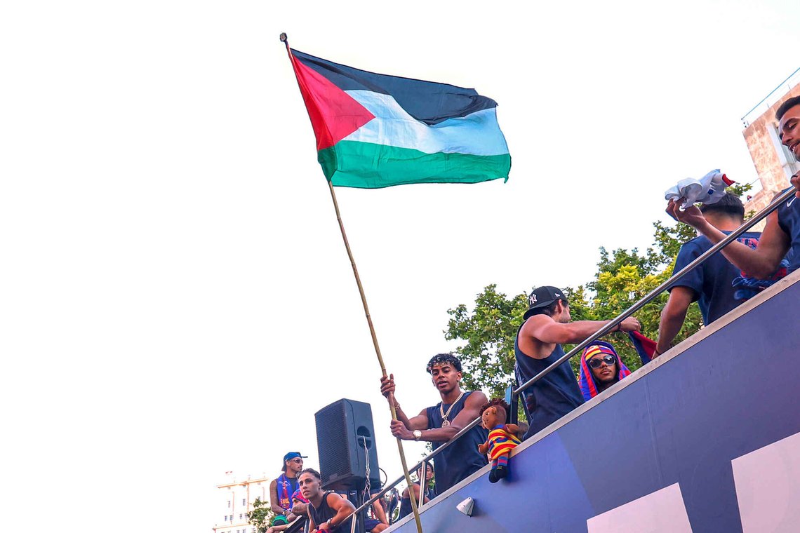 Lamine Yamal feiret Barcelonas ligagull ved å vifte med det palestinske flagget. Foto: AP / NTB Lamine Yamal feiret Barcelonas ligagull ved å vifte med det palestinske flagget. Foto: AP / NTB