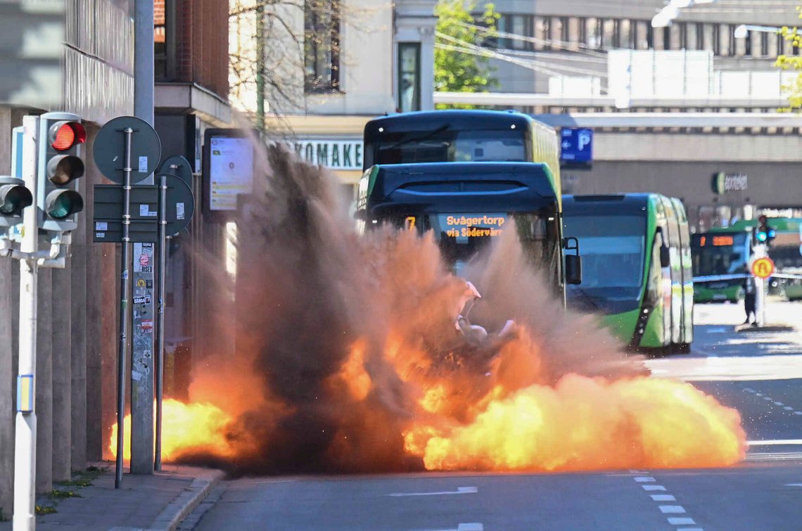 Sprengstoffeksperter gjennomfører en kontrollert sprengning av håndgranaten som ligger i bussfeltet på Amiralsgatan i sentrum av Malmö 1. mai. Foto: Johan Nilsson, TT-NTB. Sprengstoffeksperter gjennomfører en kontrollert sprengning av håndgranaten som ligger i bussfeltet på Amiralsgatan i sentrum av Malmö 1. mai. Foto: Johan Nilsson, TT-NTB.