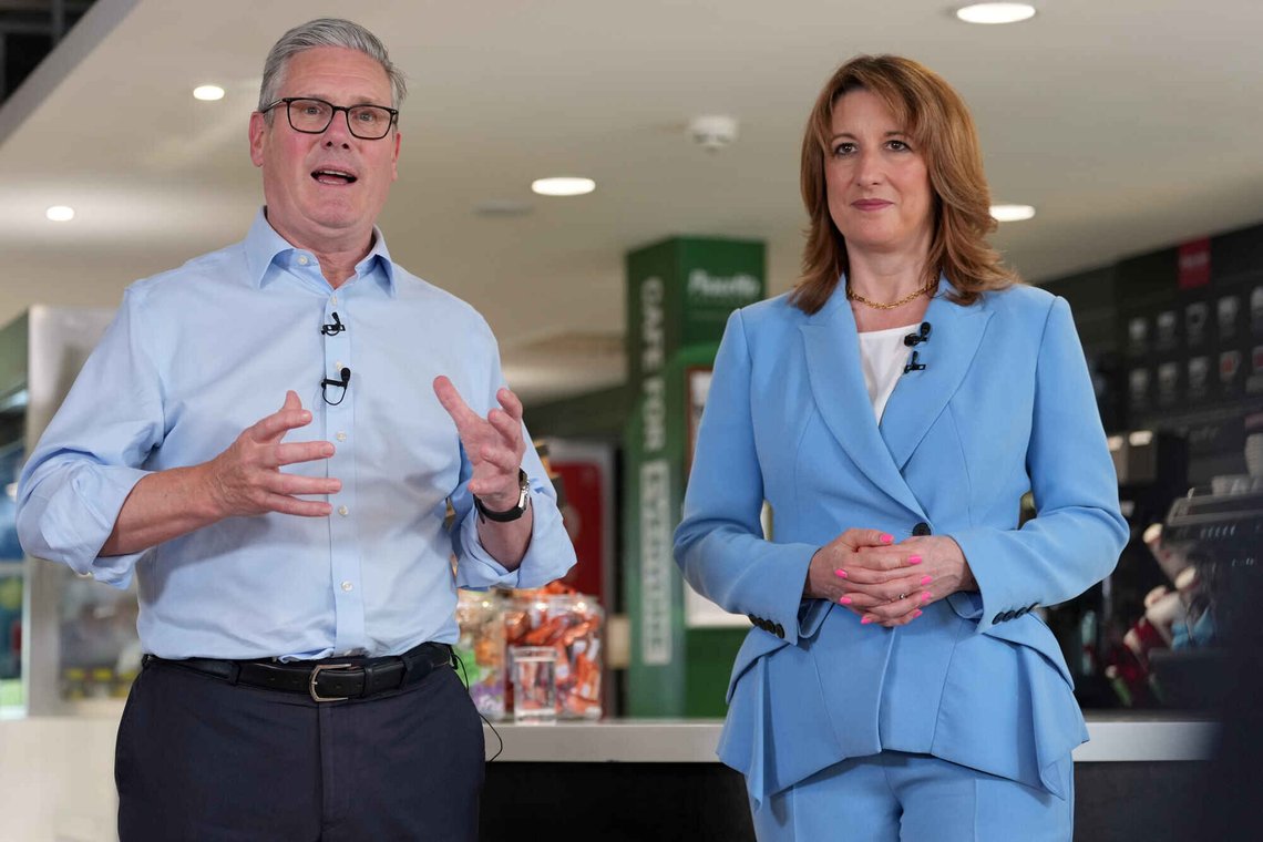Britenes statsminister Keir Starmer og finansminister Rachel Reeves besøker et aktivitetssenter for barn i Essex for å støtte familier og bidra til å lette presset på husholdningsbudsjettene. De kunne kanskje starte med å redusere skatter og avgifter og de høye energiprisene. Eventuelt kunne de sørge for lavere inflasjon. Foto: AP /Kin Cheung/ NTB Britenes statsminister Keir Starmer og finansminister Rachel Reeves besøker et aktivitetssenter for barn i Essex for å støtte familier og bidra til å lette presset på husholdningsbudsjettene. De kunne kanskje starte med å redusere skatter og avgifter og de høye energiprisene. Eventuelt kunne de sørge for lavere inflasjon. Foto: AP /Kin Cheung/ NTB