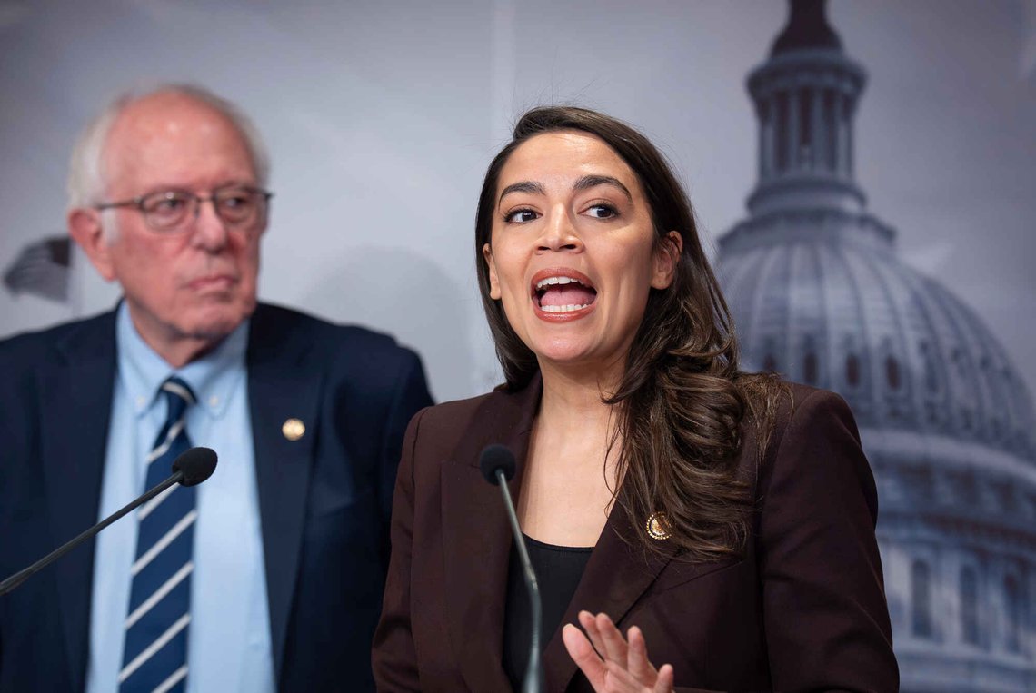 Bernie Sanders og Alexandria Ocasio-Cortez har funnet sammen på den ytterste venstresiden av amerikansk politikk. Bildet er tatt i Capitol i slutten av mars. Foto: AP /J. Scott Applewhite/ NTB Bernie Sanders og Alexandria Ocasio-Cortez har funnet sammen på den ytterste venstresiden av amerikansk politikk. Bildet er tatt i Capitol i slutten av mars. Foto: AP /J. Scott Applewhite/ NTB