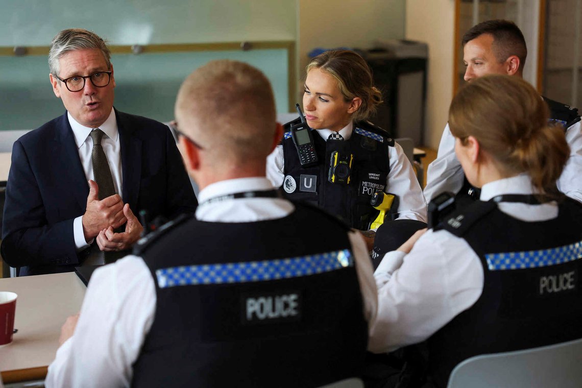 Bydelen Lambeth i London har veldig mange innvandrere, og det har vært mye bråk der. Keir Starmer snakker her med det lokale politiet. Foto: Toby Melville/Pool via AP / NTB Bydelen Lambeth i London har veldig mange innvandrere, og det har vært mye bråk der. Keir Starmer snakker her med det lokale politiet. Foto: Toby Melville/Pool via AP / NTB