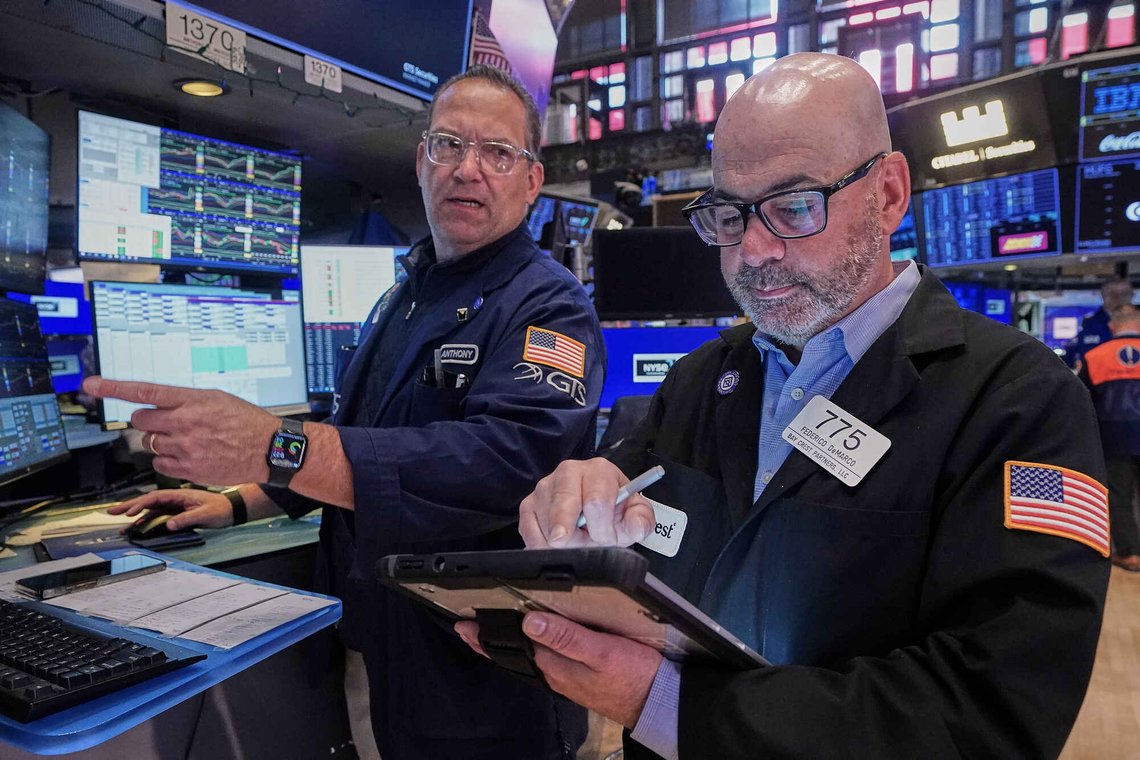 Spesialist Anthony Matesic (til venstre) og børsmegler Fred Demarco på handelsgulvet på New York Stock Exchange fredag 22. mai 2026, etter en ny god uke på Wall Street-børsen. Foto: AP /Richard Drew/ NTB Spesialist Anthony Matesic (til venstre) og børsmegler Fred Demarco på handelsgulvet på New York Stock Exchange fredag 22. mai 2026, etter en ny god uke på Wall Street-børsen. Foto: AP /Richard Drew/ NTB