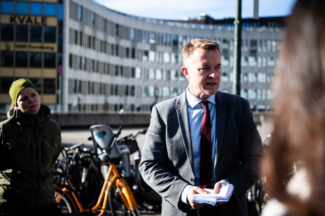 Oslo 20240417.
Aksjonsgruppa for Palestinas Blandakor for våpenhvile holder en minikonsert utenfor utenriksdepartementet på 7. juni-plassen. Statssekretær Andreas Motzfeldt Kravik (Ap) taler med aksjonsgruppa.
Foto: Annika Byrde / NTB Oslo 20240417.
Aksjonsgruppa for Palestinas Blandakor for våpenhvile holder en minikonsert utenfor utenriksdepartementet på 7. juni-plassen. Statssekretær Andreas Motzfeldt Kravik (Ap) taler med aksjonsgruppa.
Foto: Annika Byrde / NTB