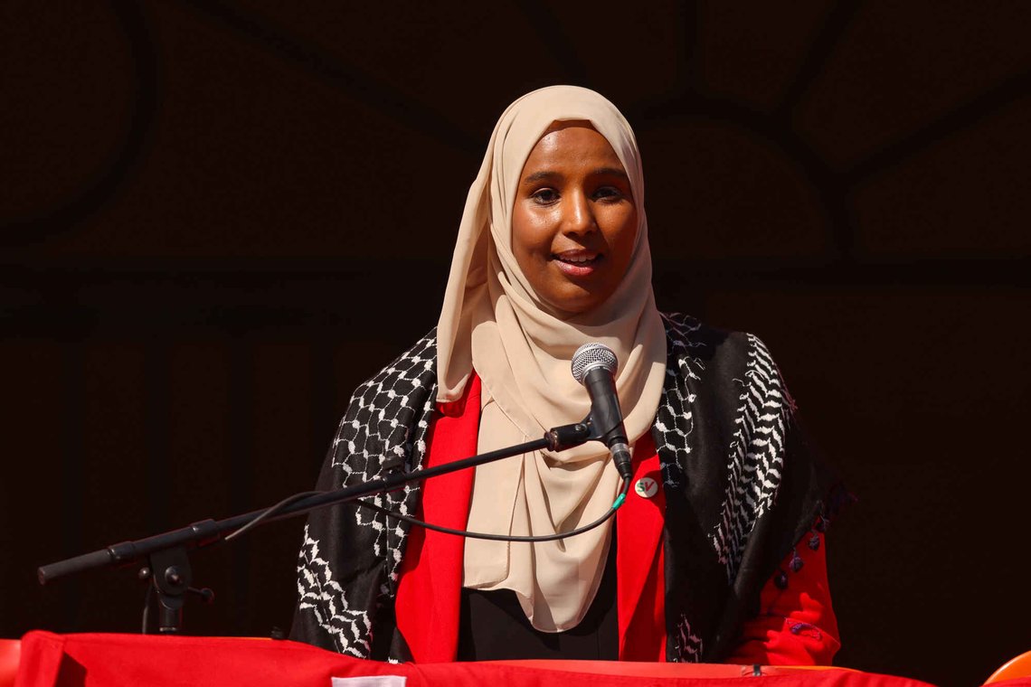 SV-nestleder Marian Hussein mener nordmenn som sender pengestøtte til israelske bosettere, skal etterforskes og straffes av norske myndigheter. Bildet er fra 1. mai-arrangementet på Youngstorget i Oslo i fjor. Foto: Amanda Pedersen Giske / NTB SV-nestleder Marian Hussein mener nordmenn som sender pengestøtte til israelske bosettere, skal etterforskes og straffes av norske myndigheter. Bildet er fra 1. mai-arrangementet på Youngstorget i Oslo i fjor. Foto: Amanda Pedersen Giske / NTB
