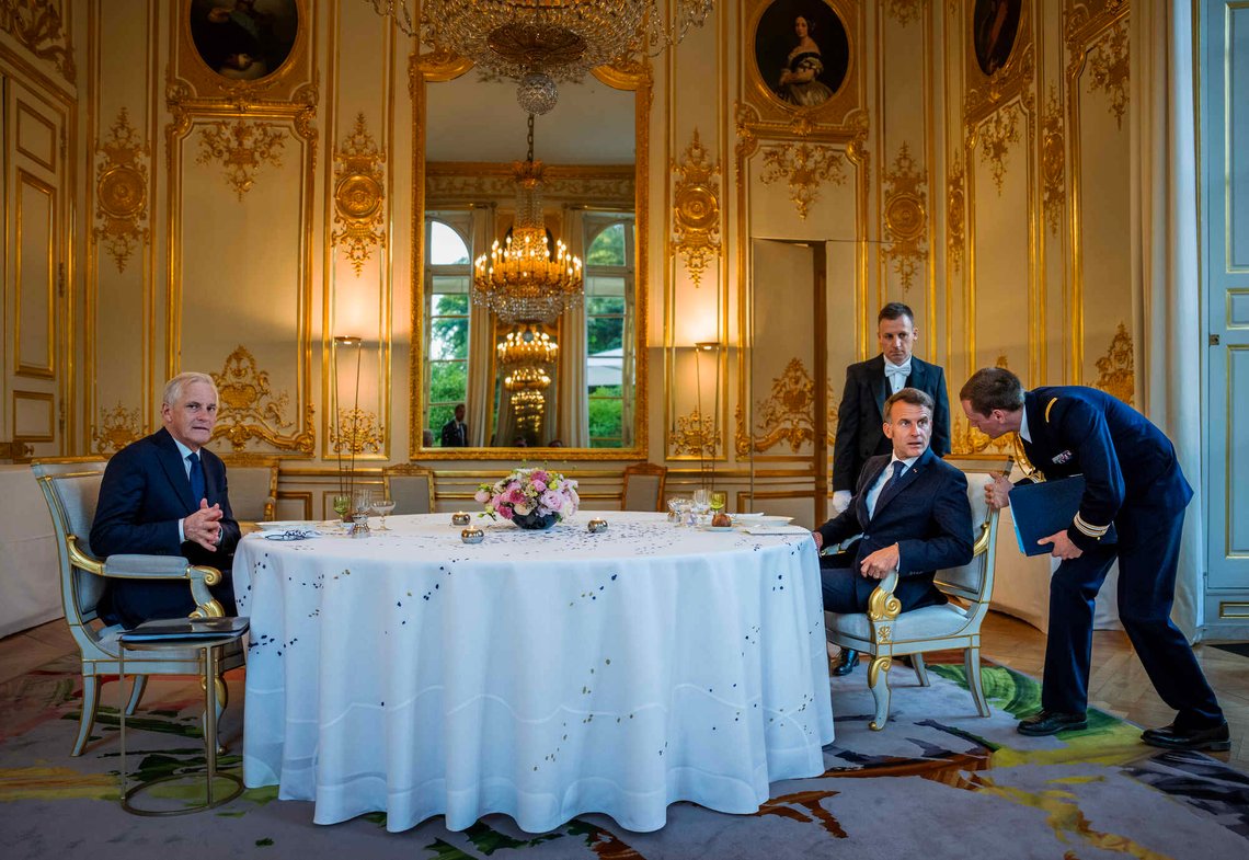 Paris, Frankrike 20260527.
Statsminister Jonas Gahr Støre møter Frankrikes president Emmanuel Macron i Élysée-palasset i Paris onsdag kveld. I et rom i palasset spiste de middag sammen.
Foto: Ole Berg-Rusten / NTB Paris, Frankrike 20260527.
Statsminister Jonas Gahr Støre møter Frankrikes president Emmanuel Macron i Élysée-palasset i Paris onsdag kveld. I et rom i palasset spiste de middag sammen.
Foto: Ole Berg-Rusten / NTB