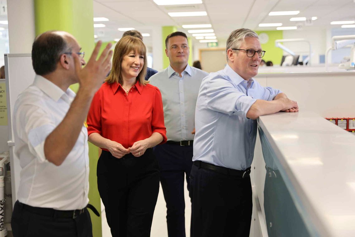 Storbritannias statsminister Keir Starmer (til høyre), finansminister Rachel Reeves og helseminister Wes Streeting under et besøk på Sir Ludwig Guttman Health & Wellbeing Centre i Øst-London, 3. juli 2025. Foto: Jack Hill, AP-NTB. Storbritannias statsminister Keir Starmer (til høyre), finansminister Rachel Reeves og helseminister Wes Streeting under et besøk på Sir Ludwig Guttman Health & Wellbeing Centre i Øst-London, 3. juli 2025. Foto: Jack Hill, AP-NTB.
