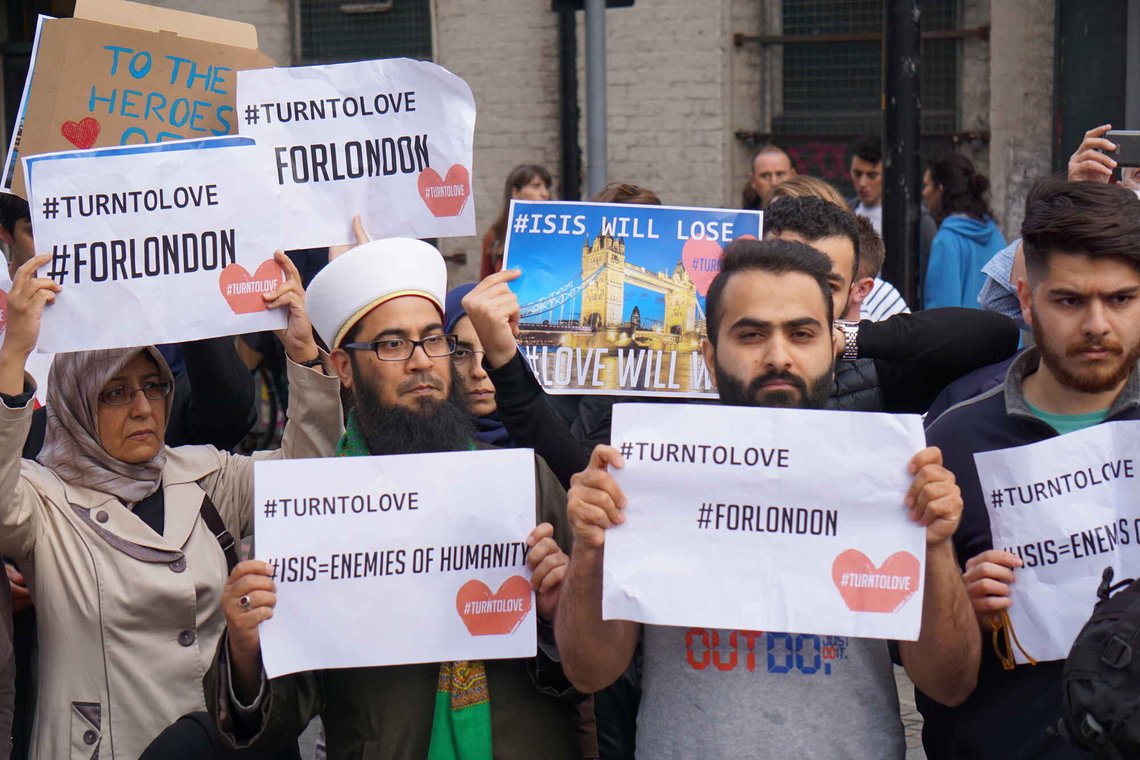 Muslimer holder opp plakater med påskriftene «ISIS WILL LOSE» og «#TURNTOLOVE» dagen etter terroren på London Bridge 3. juni 2017, hvor flere mennesker mistet livet. Siden den gangen har vel ikke akkurat kjærligheten vært på oppgang. Foto: AP /Raphael Satter/ NTB Muslimer holder opp plakater med påskriftene «ISIS WILL LOSE» og «#TURNTOLOVE» dagen etter terroren på London Bridge 3. juni 2017, hvor flere mennesker mistet livet. Siden den gangen har vel ikke akkurat kjærligheten vært på oppgang. Foto: AP /Raphael Satter/ NTB