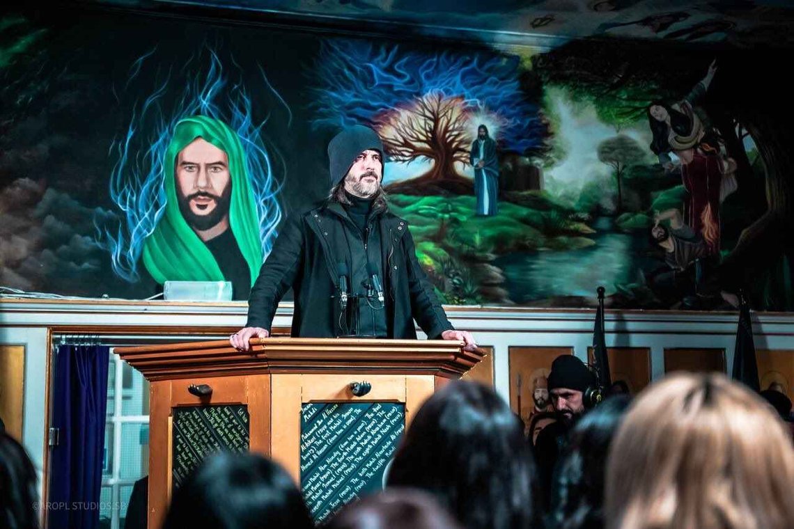 Fred og lys. Abdullah Hashem Aba al-Sadiq i «Ahmadi Religion of Peace and Light»s hovedkvarter. Foto: Makbezued CC0 1.0 Fred og lys. Abdullah Hashem Aba al-Sadiq i «Ahmadi Religion of Peace and Light»s hovedkvarter. Foto: Makbezued CC0 1.0