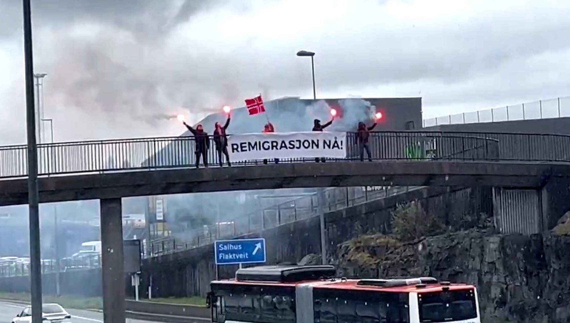 «Remigrasjon nå» var budskapet på banneret som ble vist til bilister i Bergen i går. (Foto: Stillbilde fra video/Tore Rasmussen på X) «Remigrasjon nå» var budskapet på banneret som ble vist til bilister i Bergen i går. (Foto: Stillbilde fra video/Tore Rasmussen på X)