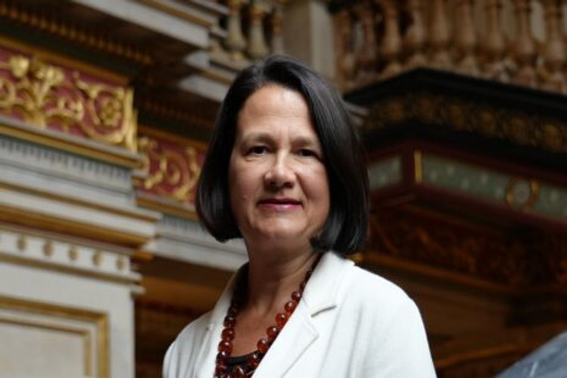 Catherine West fra Labour sier hun vil utfordre statsminister Keir Starmer innen mandag morgen, hvis ingen andre kommer henne i forkjøpet. Foto: Gov.UK. Catherine West fra Labour sier hun vil utfordre statsminister Keir Starmer innen mandag morgen, hvis ingen andre kommer henne i forkjøpet. Foto: Gov.UK.