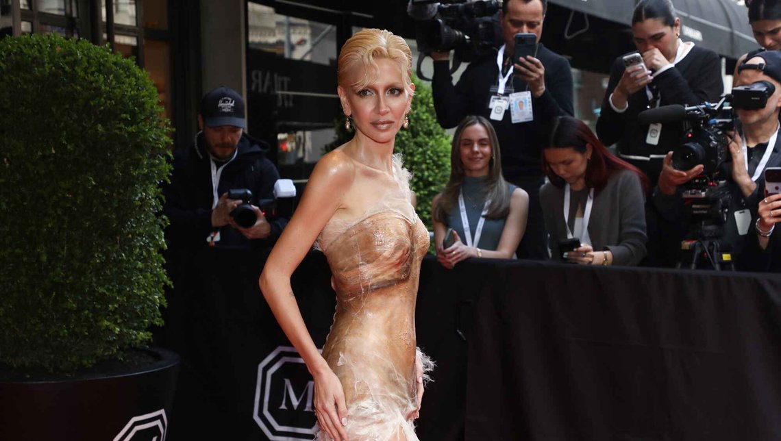 Sabine Getty forlater The Mark Hotel før hun skal delta på Costume Institutes veldedighetsgalla ved Metropolitan Museum of Art i New York, som markerer åpningen av utstillingen «Costume Art» den 4. mai 2026. Foto: Andy Kropa / Invision / AP / NTB. Sabine Getty forlater The Mark Hotel før hun skal delta på Costume Institutes veldedighetsgalla ved Metropolitan Museum of Art i New York, som markerer åpningen av utstillingen «Costume Art» den 4. mai 2026. Foto: Andy Kropa / Invision / AP / NTB.