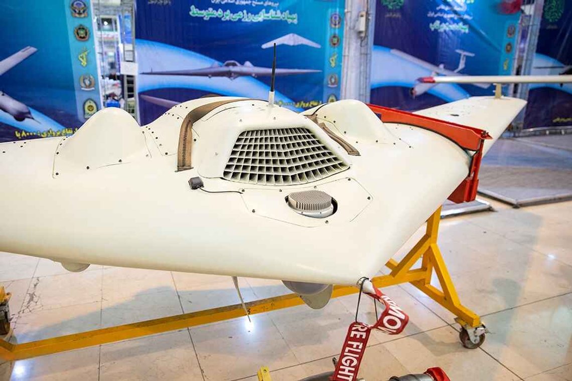 En iransk drone av typen Shahed Saeqeh-2 utstilt i Teheran den 5. februar 2019. Foto: Fars Media Corporation / Wikimedia Commons (cc by 4.0). En iransk drone av typen Shahed Saeqeh-2 utstilt i Teheran den 5. februar 2019. Foto: Fars Media Corporation / Wikimedia Commons (cc by 4.0).