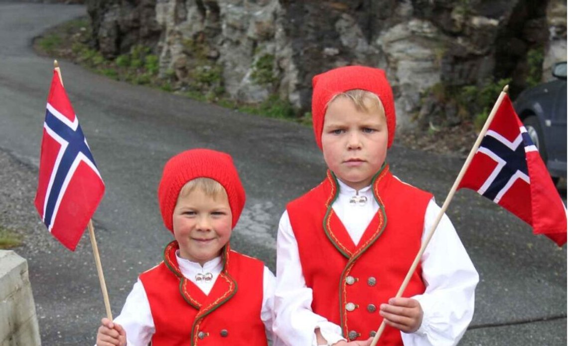 To norske gutter feirer 17. mai. En av de ser ikke så fornøyd ut. Begge er iført hodeplagg, men ikke hijab. Foto: Pixabay To norske gutter feirer 17. mai. En av de ser ikke så fornøyd ut. Begge er iført hodeplagg, men ikke hijab. Foto: Pixabay