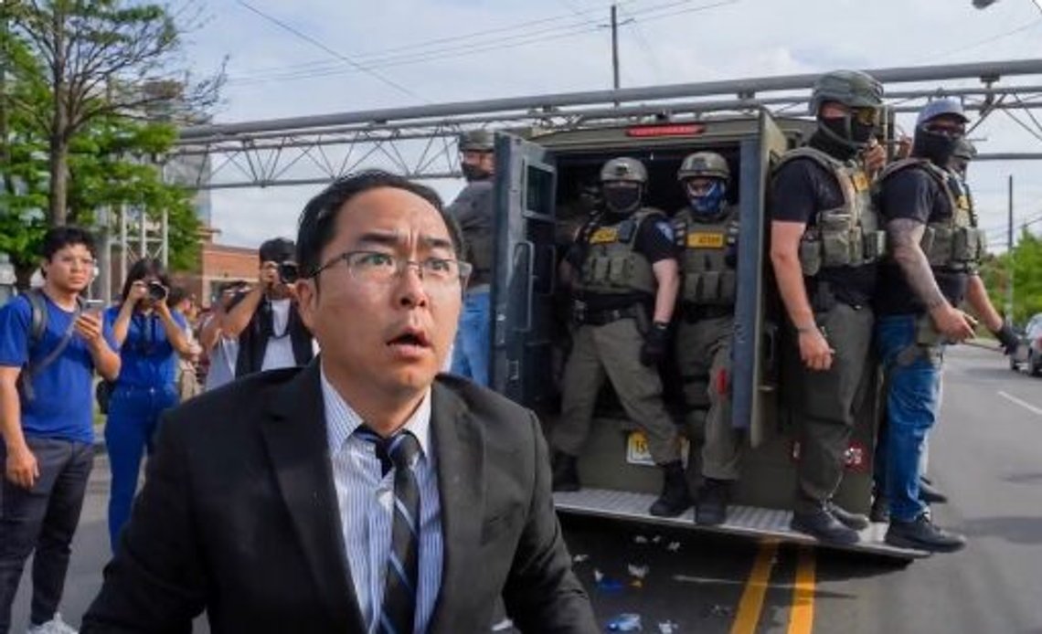 Senator Andy Kim (D) forsøker å late som han er vettskremt etter at han selv plasserte seg rett foran ICE-agenter, som ikke ser ut til å bry seg noe særlig. Foto: X/ Kim Senator Andy Kim (D) forsøker å late som han er vettskremt etter at han selv plasserte seg rett foran ICE-agenter, som ikke ser ut til å bry seg noe særlig. Foto: X/ Kim