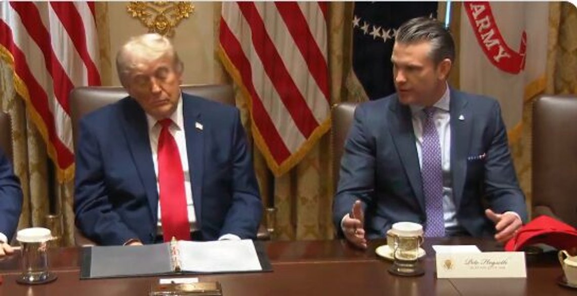 USAs president lytter til hyllesten fra sin krigsminister Pete Hegseth. Stiilbilde video/ Breitbart. USAs president lytter til hyllesten fra sin krigsminister Pete Hegseth. Stiilbilde video/ Breitbart.