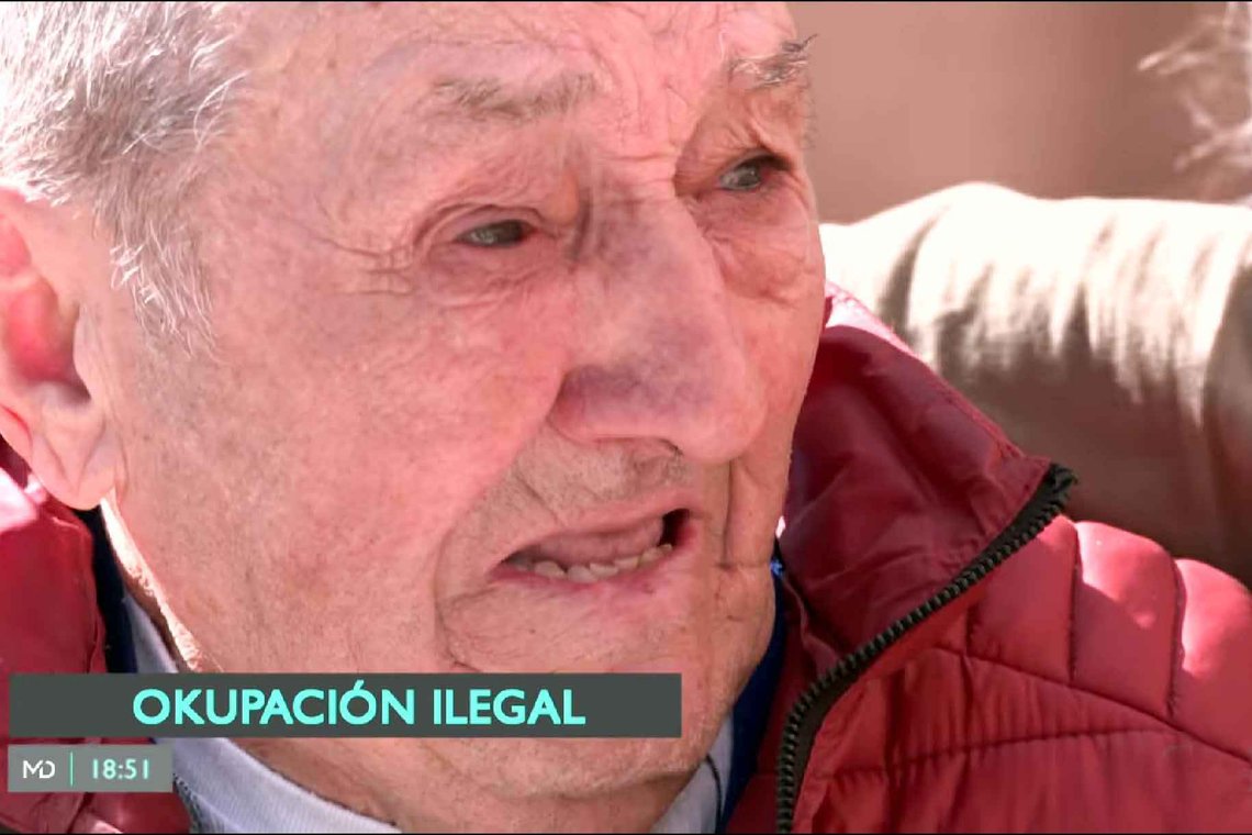 84 år gamle Arsenio holder politikerne ansvarlig for et lovverk som gjør ham så godt som rettighetsløs overfor husokkupantene. Videoklipp fra YouTube 84 år gamle Arsenio holder politikerne ansvarlig for et lovverk som gjør ham så godt som rettighetsløs overfor husokkupantene. Videoklipp fra YouTube
