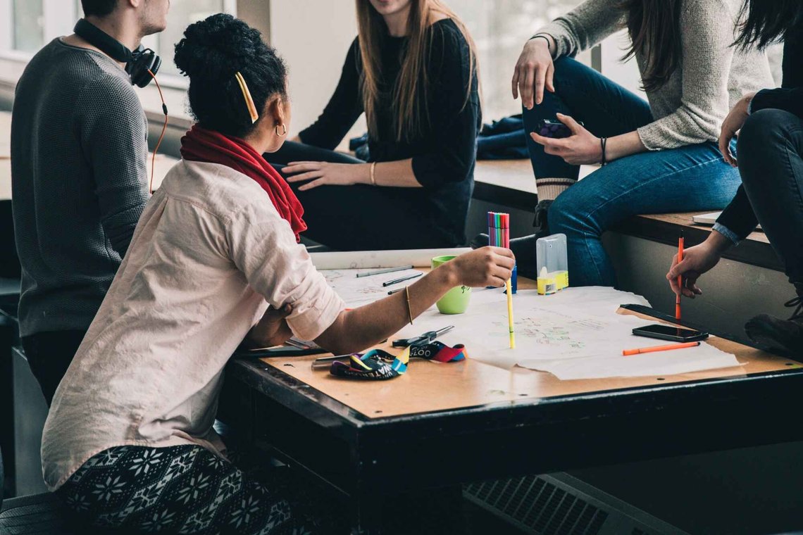 Å studere på universitetet kan være både lærerikt og givende. Men det er ikke sikkert det er så lønnsomt, og trolig fører det til at man får færre barn. Foto: Pixabay Å studere på universitetet kan være både lærerikt og givende. Men det er ikke sikkert det er så lønnsomt, og trolig fører det til at man får færre barn. Foto: Pixabay