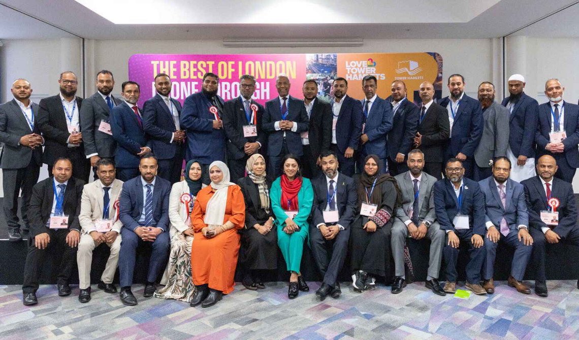 Slik ser bydelsutvalget i Tower Hamlets ut etter valget i London-bydelen den 7. mai 2026. Det er fortsatt tredve prosent hvite briter igjen i Tower Hamlets, men her er ingen av dem å se. Foto: Lutfur Rahman / Facebook. Slik ser bydelsutvalget i Tower Hamlets ut etter valget i London-bydelen den 7. mai 2026. Det er fortsatt tredve prosent hvite briter igjen i Tower Hamlets, men her er ingen av dem å se. Foto: Lutfur Rahman / Facebook.