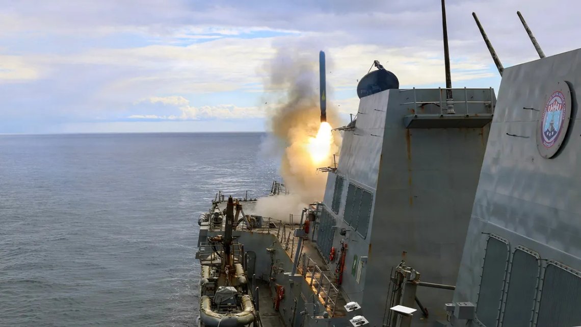 En Tomahawk-missil avfyres fra USS Thomas Hudner. Foto: US Navy En Tomahawk-missil avfyres fra USS Thomas Hudner. Foto: US Navy