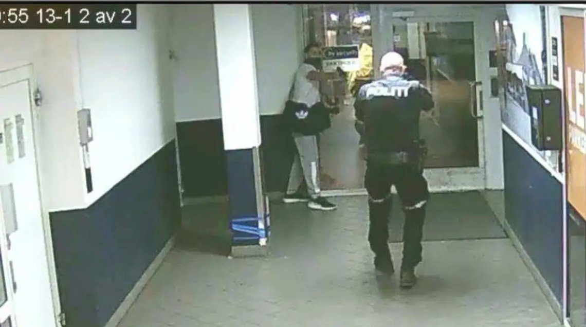 Mannen rettet en pistol mot en politimann i Oslo. Kort tid etter ble han pågrepet. Foto: Politiet Mannen rettet en pistol mot en politimann i Oslo. Kort tid etter ble han pågrepet. Foto: Politiet