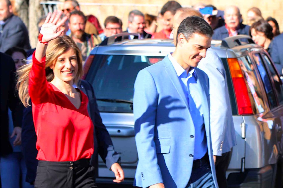 María Begoña Gómez vinker tilfreds til folket efter sammen med sin mann Pedro, å ha stemt på Sosialistpartiet og dets valgløfte om å ta et endelig oppgjør med korrupsjonen. Foto: Thomas Holbach / CC BY-SA 4.0 María Begoña Gómez vinker tilfreds til folket efter sammen med sin mann Pedro, å ha stemt på Sosialistpartiet og dets valgløfte om å ta et endelig oppgjør med korrupsjonen. Foto: Thomas Holbach / CC BY-SA 4.0