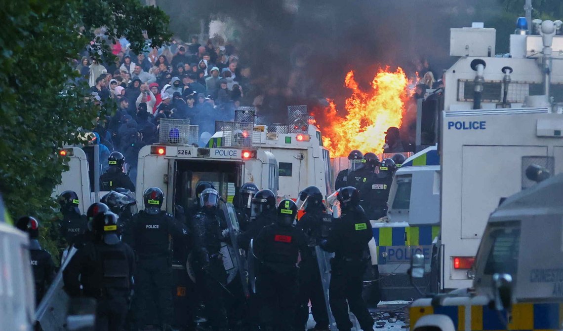 Politiet forsøker å fjerne demonstranter i nærheten av Newtownabbey i Belfast den 10. juni 2026. Foto: Peter Morrison / AP / NTB. Politiet forsøker å fjerne demonstranter i nærheten av Newtownabbey i Belfast den 10. juni 2026. Foto: Peter Morrison / AP / NTB.