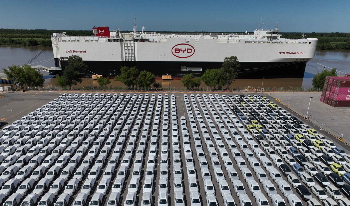 Et lasteskip fra den kinesiske bilfabrikanten BYD ligger til kai ved en havneterminal i Zarate i den argentinske Buenos Aires-provinsen, der det har levert biler fra Kina den 20. januar 2026. Foto: Victor R. Caivano / AP / NTB. Et lasteskip fra den kinesiske bilfabrikanten BYD ligger til kai ved en havneterminal i Zarate i den argentinske Buenos Aires-provinsen, der det har levert biler fra Kina den 20. januar 2026. Foto: Victor R. Caivano / AP / NTB.