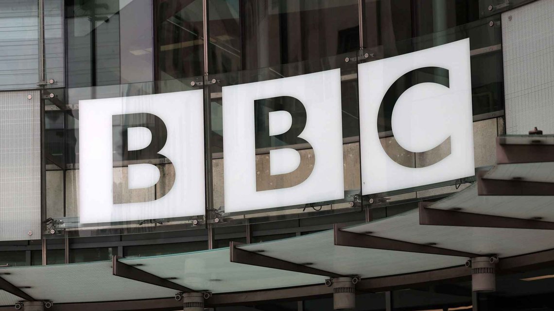 Islamofobi tåles ikke av de få som fortsatt har jobb i BBC. Mens hundrevis mister jobben fokuseres det på å kurste de gjenværende ansatte vekk fra «wrong-think» Foto: BBC Islamofobi tåles ikke av de få som fortsatt har jobb i BBC. Mens hundrevis mister jobben fokuseres det på å kurste de gjenværende ansatte vekk fra «wrong-think» Foto: BBC